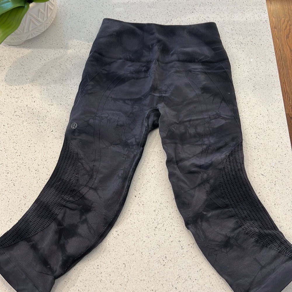 Lululemon Rare In the flow crops size 4